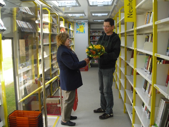 Unsere 1. Leserin in der neuen Fahrbibliothek! Sie wurde mit einem Blumenstrauß an der Haltestelle Landrain begrüßt. Hier steht der Bücherbus am Montag 15:00-16:45 Uhr und Donnerstag 12:00-12:30 Uhr.